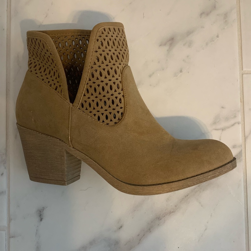 Tan ankle boots. Rocket dog. Women’s size 9.